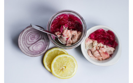 Pstrąg marynowany w cytrynie z czerwoną cebulką